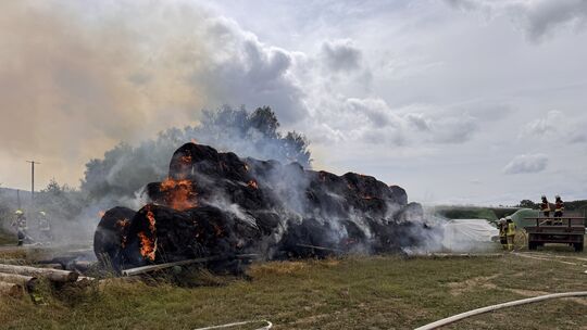 In der Nähe des Tiefenbacher Sportplatzes standen am Mittwoch, 22. Juli, 200 Heuballen in Flammen. Die Feuerwehr ließ die Ballen