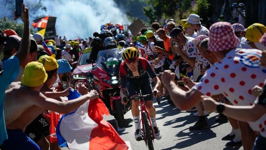 Auf den 21 Kehren des Radsport-Mekkas Alpe d’Huez kommen die Zuschauer den Profis besonders nah. Am 24. Juli 2026 ist es wieder