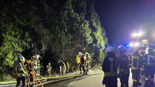 Unmittelbar an der B8 sowie der Kreisgrenze brannte es in der Nacht auf Donnerstag in einem Waldstück. Die Feuerwehr war zur Ste
