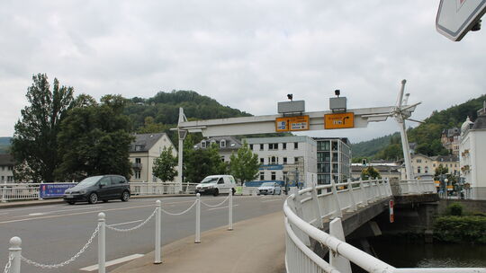 Die Bäderley-Brücke wurde 1993 erbaut und ist damit die jüngste der Brücken in Bad Ems. Ihr wird vom LBM eine gute Zustandsnote