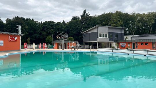 Die dunklen Wolken passen zu der Tatsache: Im Westerwaldbad in Westerburg kann nicht geschwommen werden. Schuld ist ein technisc Die dunklen Wolken passen zu der Tatsache: Im Westerwaldbad in Westerburg kann nicht geschwommen werden. Schuld ist ein technisc