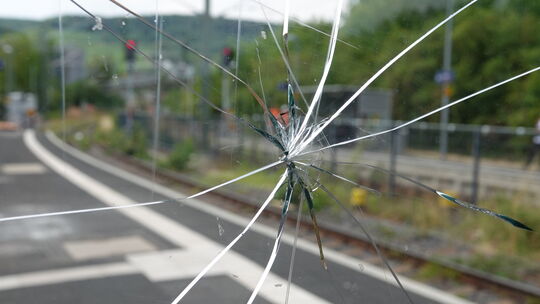 Immer wieder Ziel von Vandalismus: Fensterscheiben an den Wartehäuschen im Bahnhof Ahrweiler.