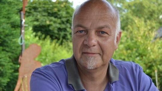 Seine Welt und seine Kunst waren bunt: Martin Richerzhagen unterrichtete an der IGS Zell viele Generationen Schüler und eroberte