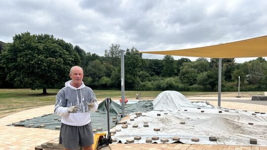 Schwimmmeister Dirk Teubert ist dabei, das Westerwaldbad winterfest zu machen - mitten in der Saison.