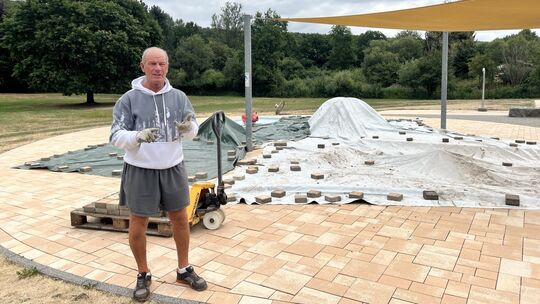 Schwimmmeister Dirk Teubert ist dabei, das Westerwaldbad winterfest zu machen - mitten in der Saison.