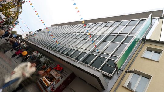 In Schräglage: Auch die Kreuzancher Galeria-Filiale wird auf ihre Wirtschaftlichkeit hin überprüft (Archivbild).