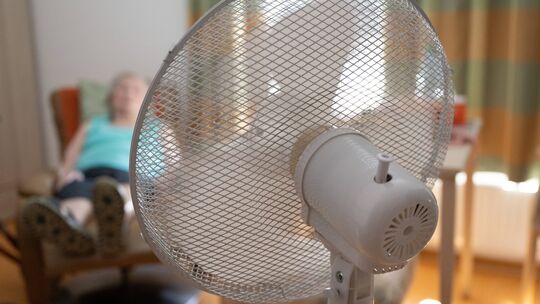 Hohe Temperaturen machen vor allem älteren Menschen zu schaffen. In einem Pflegeheim in Neuwied sollen die Bewohner kaum vor der