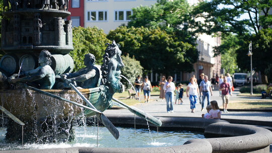 Der Sommer 2026 zeigte bislang phasenweise eindrücklich, wie erschöpfend das Leben in der Stadt bei extremer Hitze sein kann.