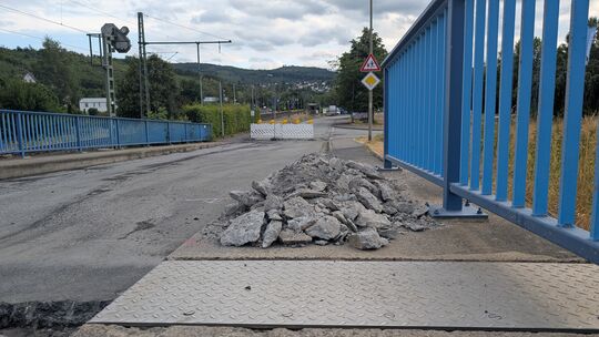 Die Brücke am Kirmesplatz in Mudersbach-Birken ist aktuell wegen Sanierungsarbeiten gesperrt. Das hat Auswirkungen auf die Mülla