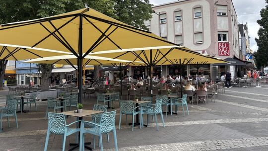 In diesem Bereich soll auf dem Luisenplatz in Neuwied noch ein Holzpodest installiert werden, einheitliche Sonnenschirme wurden
