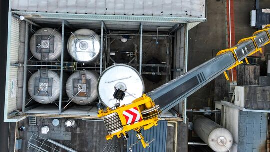 Von oben wird das Ausmaß der Arbeiten deutlich: Alte und neue Tanks mussten auf engstem Raum bewegt werden.