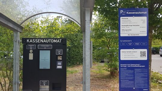 Die moderne Anlage erfasst die Fahrzeug-Kennzeichen bei der Einfahrt auf den Parkplatz automatisch. Vor dem Verlassen des Parkpl Die moderne Anlage erfasst die Fahrzeug-Kennzeichen bei der Einfahrt auf den Parkplatz automatisch. Vor dem Verlassen des Parkpl