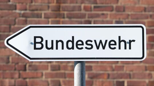 Mit der neuen „Wehrpflicht light“ werden auch wieder Tausende junge Menschen auf ihre Wehrtauglichkeit geprüft. Auch in Koblenz Mit der neuen „Wehrpflicht light“ werden auch wieder Tausende junge Menschen auf ihre Wehrtauglichkeit geprüft. Auch in Koblenz