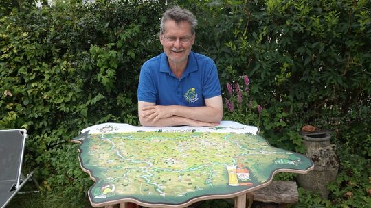 Über den neuen Westerwald-Stehtisch, der noch so ziemlich jeden kleinen Ort der Region zeigt, freut sich Markus Müller nicht nur Über den neuen Westerwald-Stehtisch, der noch so ziemlich jeden kleinen Ort der Region zeigt, freut sich Markus Müller nicht nur