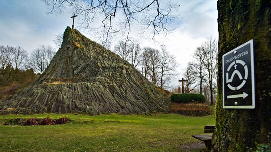 Der Druidenstein oberhalb von Kirchen ist eine der zentralen Wegmarken des Druidensteigs.
