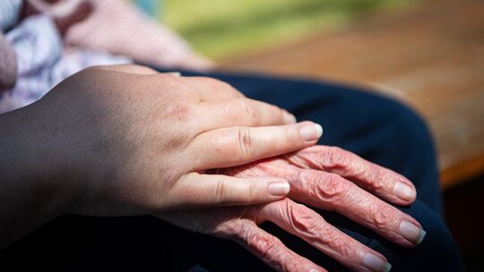 Die Gesundheit alter Menschen rückte in diesem Sommer in den Fokus des öffentlichen Interesses. Ihnen machten die jüngsten Hitze