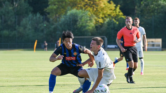 Bislang hat die TuS Koblenz (links mit Tomoya Kurogi) den höher spielenden Gegnern in der Vorbereitung weh getan, wie hier Jakob Bislang hat die TuS Koblenz (links mit Tomoya Kurogi) den höher spielenden Gegnern in der Vorbereitung weh getan, wie hier Jakob