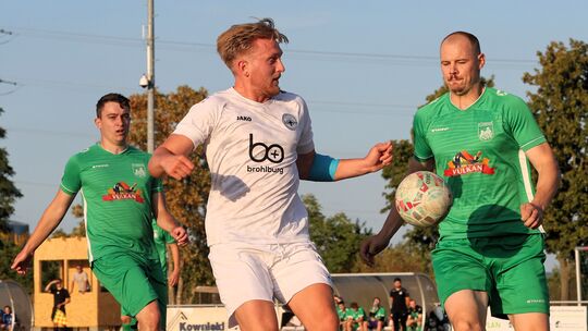 Andernachs Neuzugang Leo Welter (links) traf beim 4:2 gegen Oberzissen um seinen Neuzugang Jordi Frohn zum 1:0.