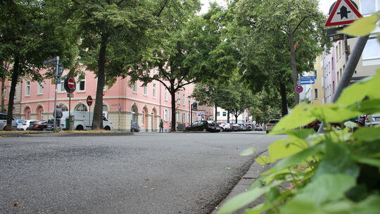 An der Kreuzung der Roonstraße mit der Emil-Schüller-Straße in der Koblenzer Vorstadt kam es zum Unfall zwischen dem Fluchtauto