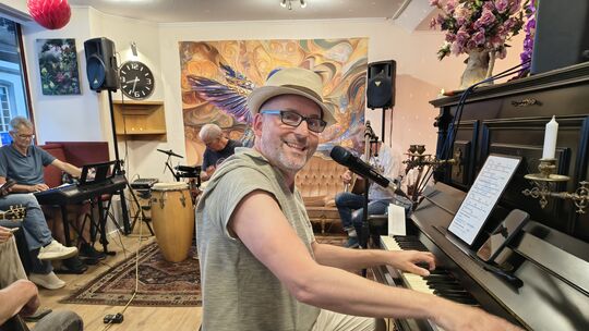 Die Musiker um Holger Queck können sich über ein Klavier im Co-Working-Space freuen, dessen Reparatur vom Bürgerforum finanziert Die Musiker um Holger Queck können sich über ein Klavier im Co-Working-Space freuen, dessen Reparatur vom Bürgerforum finanziert