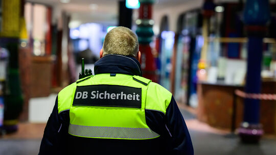 Die Deutsche Bahn unterhält 5400 Bahnhöfe und beschäftigt aktuell rund 4500 Sicherheitskräfte. Schaffen sie es, das geplante Alk Die Deutsche Bahn unterhält 5400 Bahnhöfe und beschäftigt aktuell rund 4500 Sicherheitskräfte. Schaffen sie es, das geplante Alk