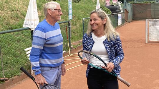 Gut gelaunt vor dem internationalen Tennisturnier des TC Bad Breisig: Turnierdirektorin Katharina Sitko und Turnierleiter Horst