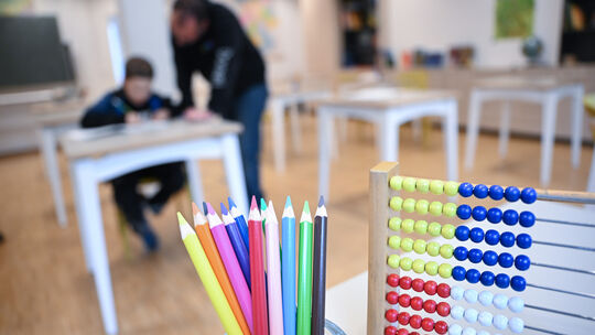 Hausaufgabenbetreuung gehört in vielen Ganztagsschulen zum Konzept. Nach den Sommerferien haben Grundschulkinder in Rheinland-Pf Hausaufgabenbetreuung gehört in vielen Ganztagsschulen zum Konzept. Nach den Sommerferien haben Grundschulkinder in Rheinland-Pf