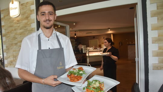Umut Aksoy betreibt zusammen mit seinem Vater das Restaurant in Elbingen. Viele Gäste kommen sogar aus Frankfurt und Wiesbaden.