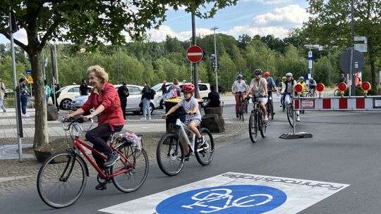 Zur Einweihung der ersten Fahrradstraße in Altenkirchen drehten Radfahrer eine Runde durch die Bahnhofstraße.