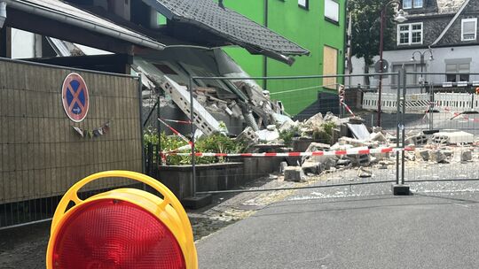 Was verursachte die Explosion des Hauses in der Holzbachstraße von Rennerod? Das Terrain ist nach wie vor abgesperrt.