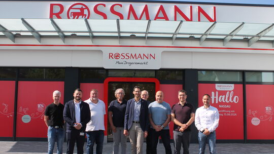 Stadtbürgermeister Manuel Liguori (Mitte) freute sich mir weiteren Repräsentanten der Stadt und den Vertretern von Rossmann, Ald