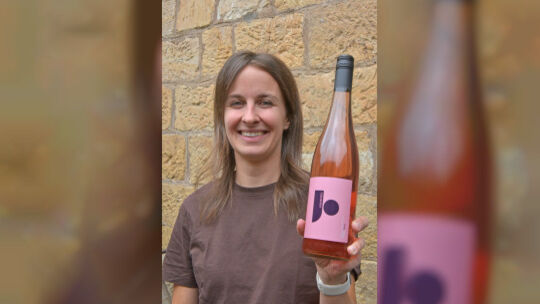 Lara Weinreich präsentiert ihren „Jo Rosé“, der demnächst in den Weinregalen aller deutschen Lidl-Märkte zu finden sein wird, na