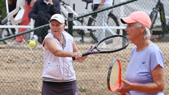 Die ersten Titelträger der deutschen Seniorenmeisterschaft in Bad Neuenahr stehen fest: Christel Knapp (links) und Monika Ulleri