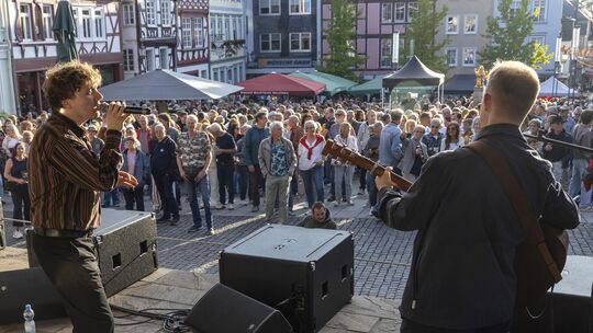 Roast Apple haben mit Indie-Pop den Besuchern vom „Treffpunkt Alter Markt“ einen besonderen Abend beschert.