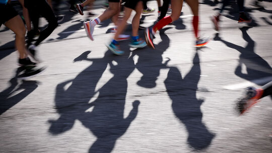Beim VR Bank Halbmarathon werden im April 2027 wieder Läuferinnen und Läufer durch Koblenz joggen. (Symbolbild)