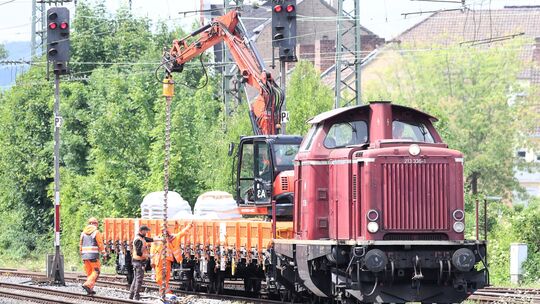 Gleichzeitig laufen die Arbeiten an der Infrastruktur und der Trasse.