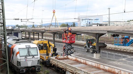 Die Bauarbeiten am Neuwieder Bahnhof laufen, unter anderem werden die Bahnsteige und die Überdachungen erneuert.