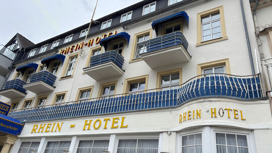 Die klassizistische Fassade des Andernacher Rheinhotels prägt die Konrad-Adenauer-Allee und die Rheinanlagen. 150 Jahre lang bef