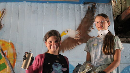 Emma (links) und Änni haben den DLRG-Seeadler gestaltet.