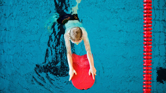 Für Kinder ist es wichtig, schwimmen zu lernen. Oftmals heißt es, es gebe zu wenige Plätze in Schwimmkurse. Doch die Kurse der D