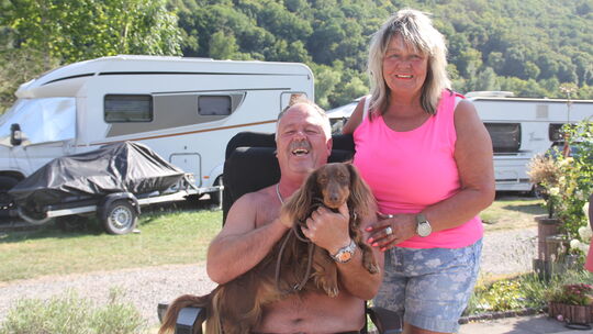 Dauercamper fühlen sich in Pommern wohl, wie das Ehepaar Reuen aus Nordrhein-Westfalen mit ihrem Dackel Wilson.