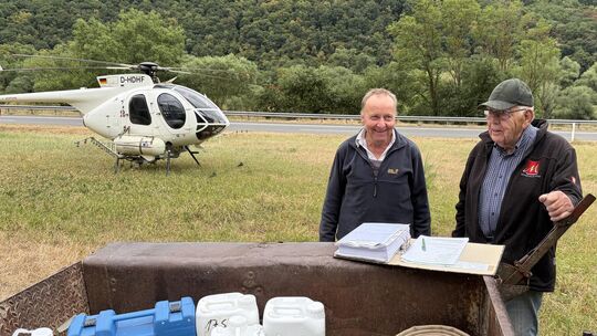 Oskar Müller (rechts) arbeitete 55 Jahre lang bei den Hubschrauberspritzungen in Müden mit. Bei seinem letzten Einsatz im Spritz