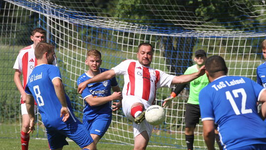 Ruslan Lataev (mit gestrecktem Bein) möcchte den SV Gimbweiler als Spielertrainer in die A-Klasse führen. Ein Konkurrent ist auc