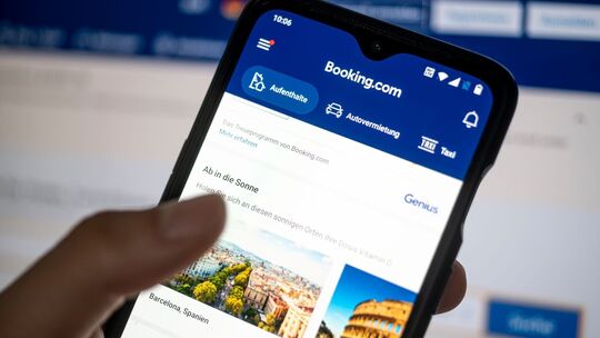 App «booking.com» ist auf einem Smartphone zu sehen