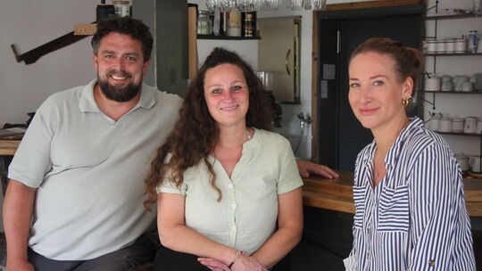 Vertrautes Ambiente, neue Ideen: Jessica König (Mitte) und Sebastian Steinbach möchten das urige "Egge & Felder Landhaus" in der