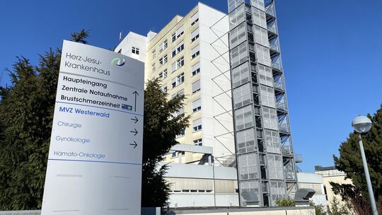 Krankenhäuser und Seniorenheime sind baulich häufig nicht für extreme Hitze ausgelegt. Das gilt auch für die Klinik in Dernbach.