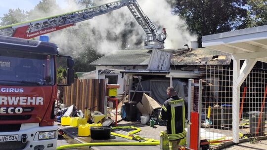 Auch gut drei Stunden nach der Alarmierung steigt noch Rauch aus dem Dach des Bungalows in der Heidestraße auf.