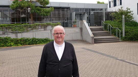 Regens Volker Malburg leitet das Seminar in Lantershofen seit zehn Jahren und fühlt sich wohl in der Grafschaft. Regens Volker Malburg leitet das Seminar in Lantershofen seit zehn Jahren und fühlt sich wohl in der Grafschaft.