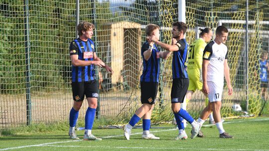 Das erste von zwei Koblenzer Toren beim 2:1 gegen den FC Gießen (in Weiß) in Gückingen erzielte Luka Hirninger (links in Blau-Sc