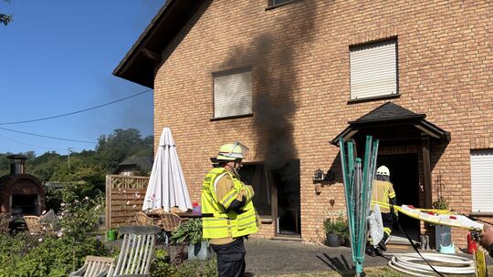 Starke Rauchentwicklung bei einem Kellerbrand in Seelbach. Die Feuerwehr war schnell am Einsatzort und konnte das Feuer unter Ko